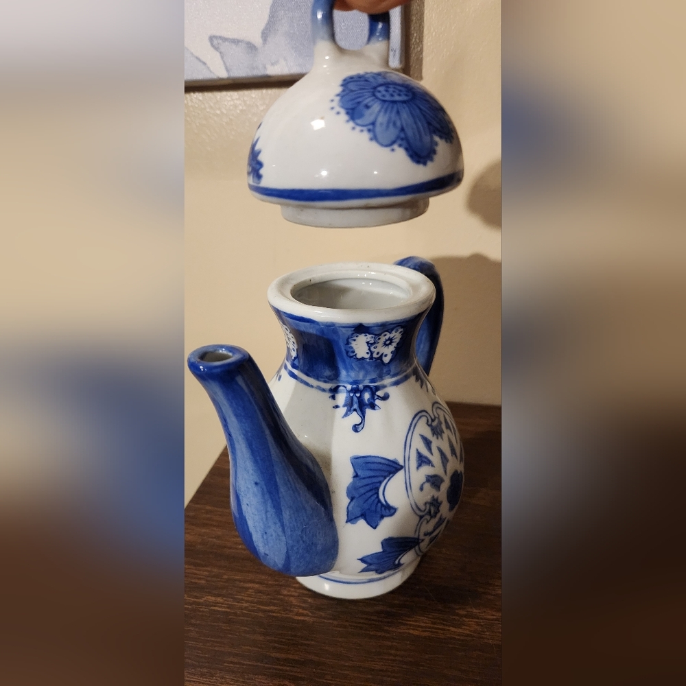 Vintage Chinese Cobalt Blue & White Porcelain Ceramic 8" Teapot w/ Lid - Picture 4 of 7